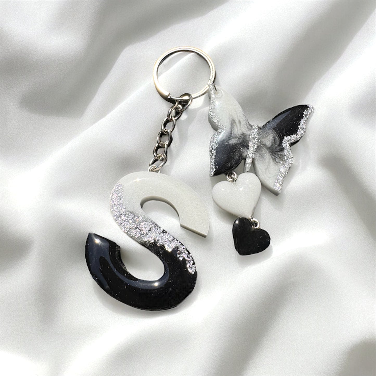 lux black & white letter keychain 🤍🖤